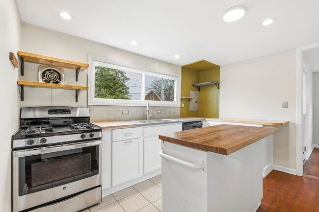 Foto del edificio - 2be/1ba House in the Heart Of Carrboro with Gym & Sauna