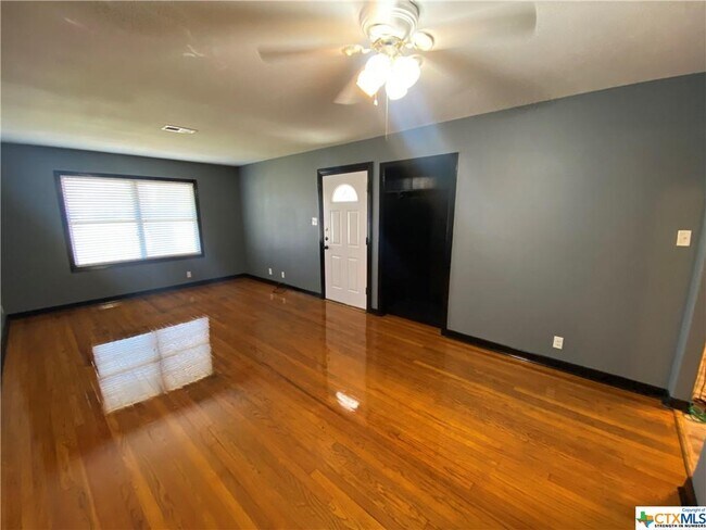 Building Photo - 4901 Evergreen Ln