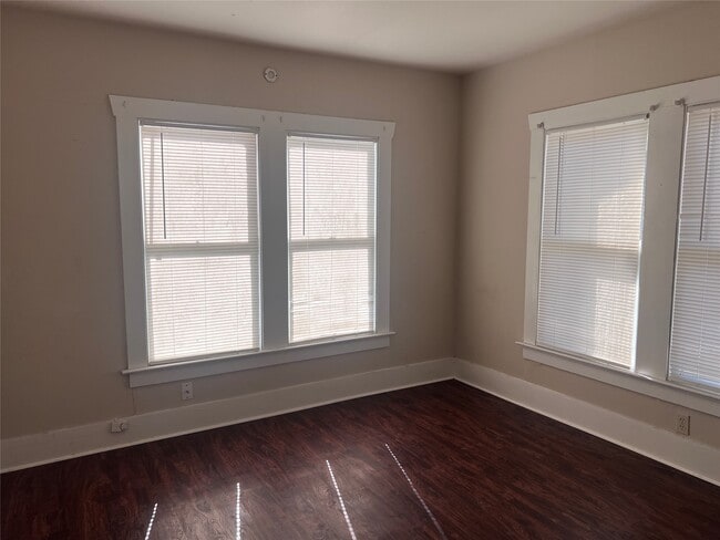 Building Photo - 202 W 1st St