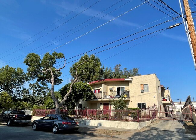 Building Photo - 839 N Summit Ave