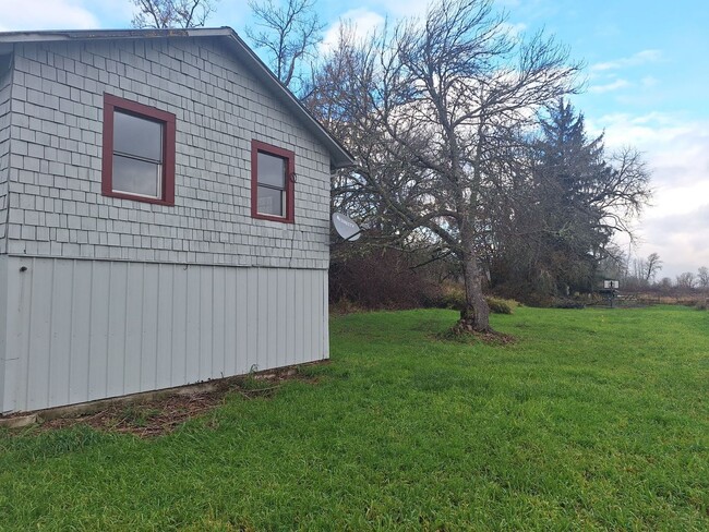 Building Photo - Countryside Living in Cloumbia County