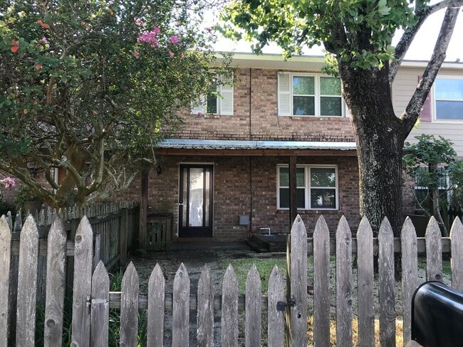 Building Photo - Three Bedroom , 2.5 Bathroom , Covered par...