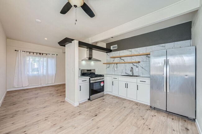 Foto del edificio - Stunning 2 Bedroom Newly Remodeled Modern Unit in Downtown Las Vegas