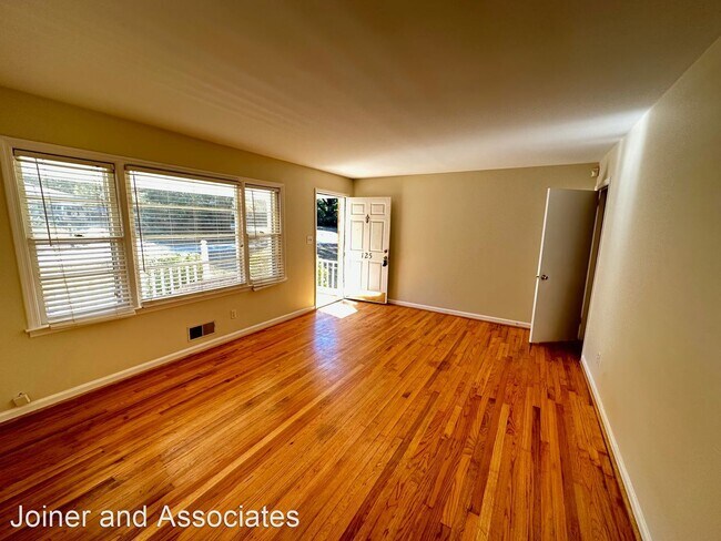 Building Photo - 3 br, 1.5 bath House - 125 Lakeshore Dr