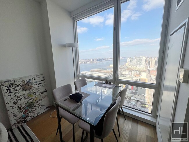 Foto del edificio - Furnished Luxury 1BR! WD in unit! 54th flo...