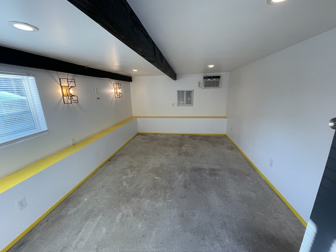 Primary Photo - 1141 N Virgil Ave