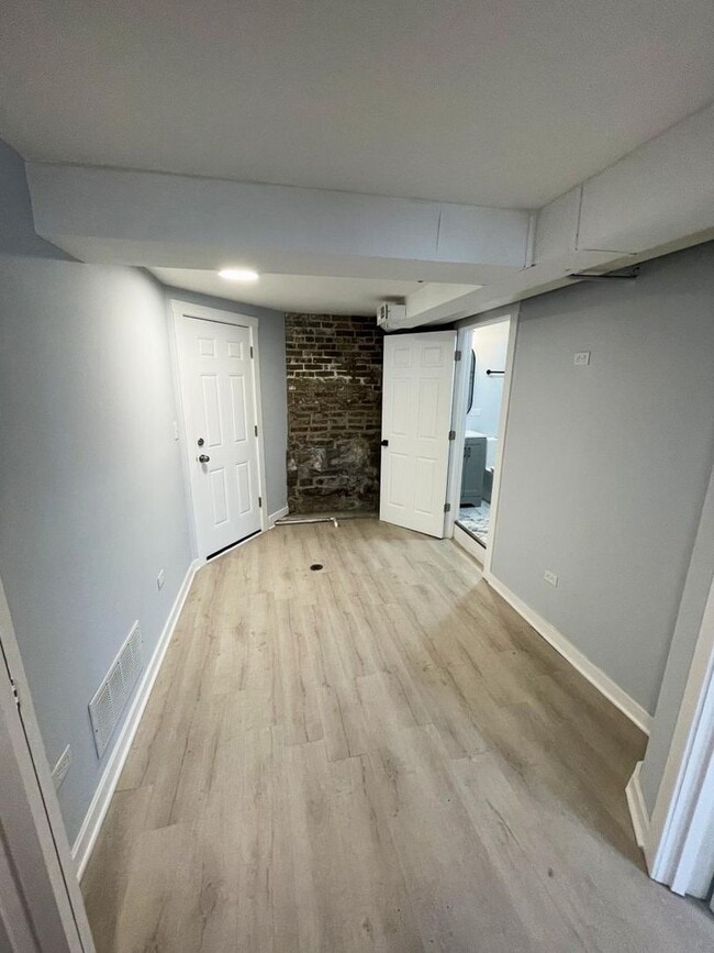 Building Photo - 914 N Damen Ave
