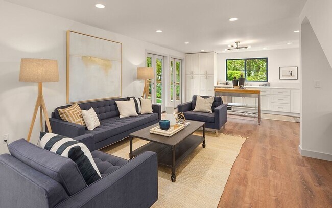 Foto del edificio - Modern Two-Bedroom House in Maple Leaf Nei...
