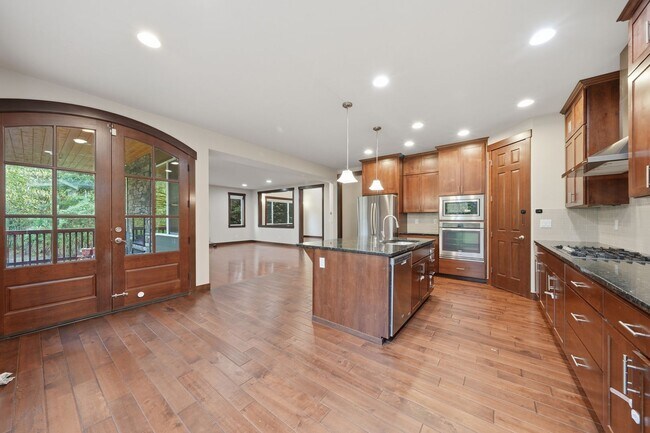 Foto del edificio - Stunning Finn Hill Retreat — Space, Style & Privacy