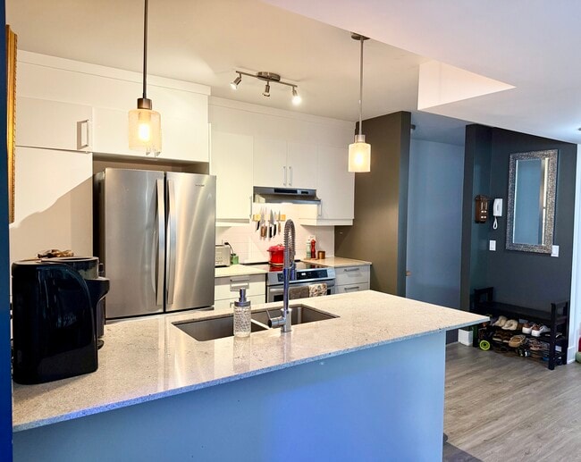 Open concept kitchen - 372 Rue D'émeraude