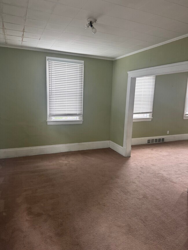 Comedor - 1918 E 123rd St