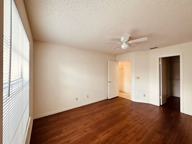 Building Photo - MOVE IN READY!!!! 1 BEDROOM 1 BATHROOM AVA...