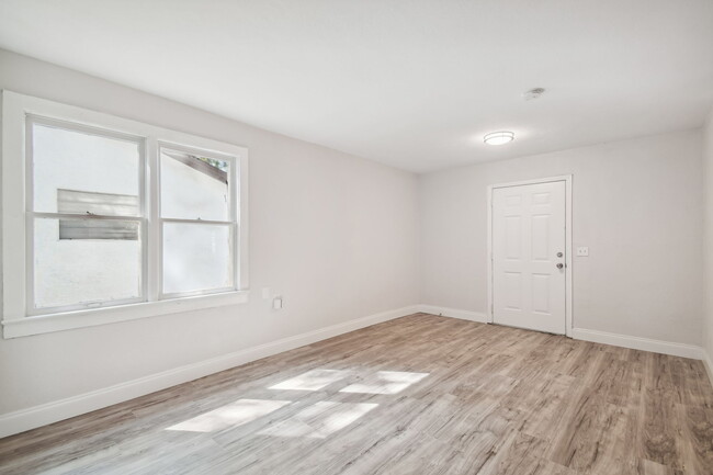 Foto del edificio - 5710 Kenwood Ave