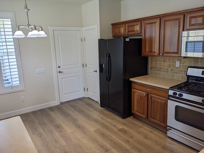 Foto del edificio - 936 Lake Crest Ln