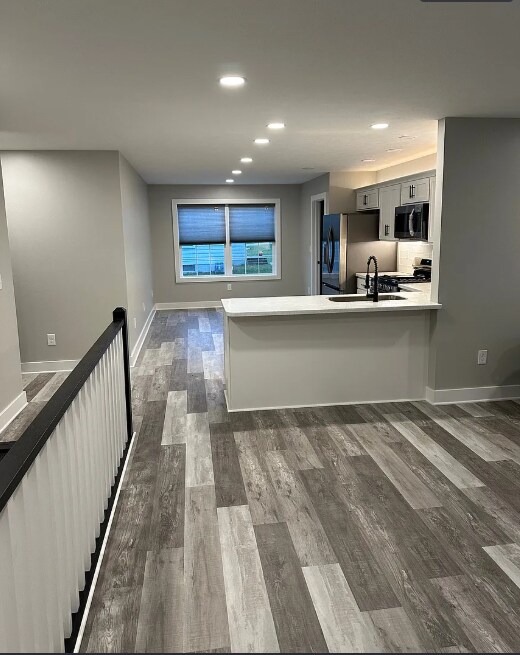 Sala de estar con vista a la cocina - 8195 Lake Pleasant Rd