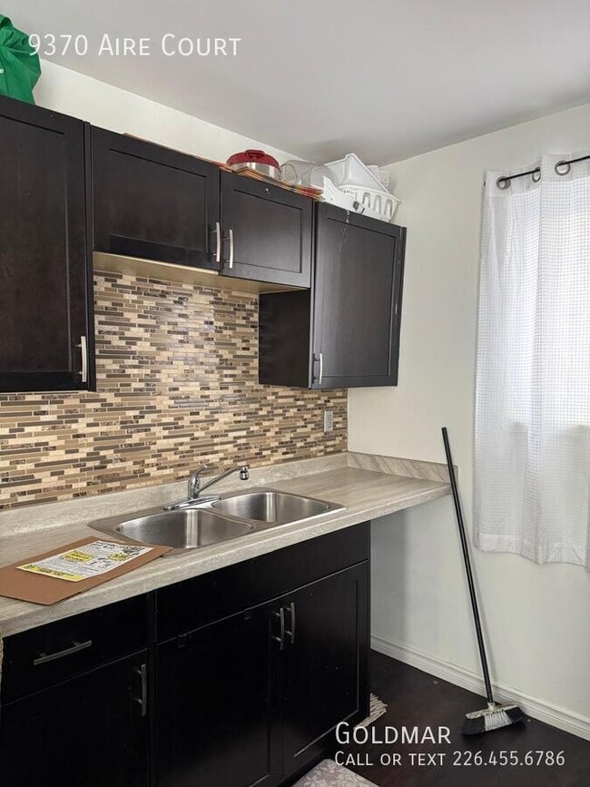 Building Photo - Large  3 bedroom 2 bathroom home in family friendly neighbourhood