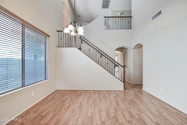 Foto del edificio - 1543 E Nightingale Ln