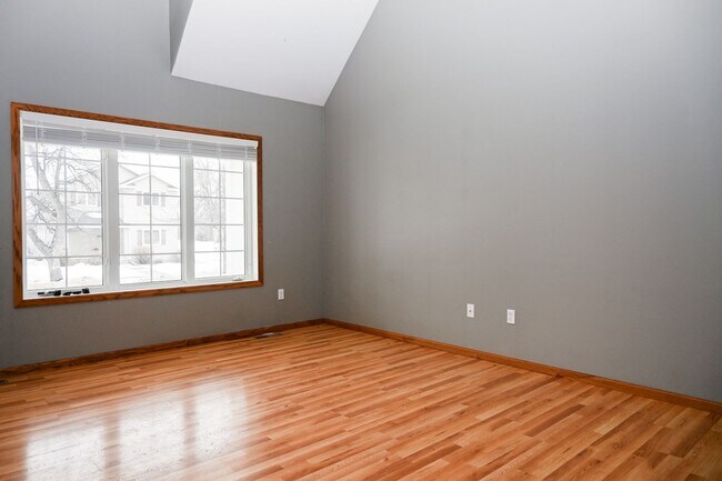 Building Photo - 5 Bedroom 3.5 Bathroom House in Grand Forks