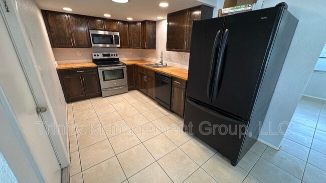 Foto del edificio - 8943 Windsong Ln