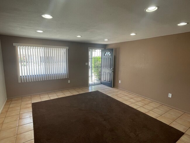 Building Photo - 3844 E Ludlow Dr