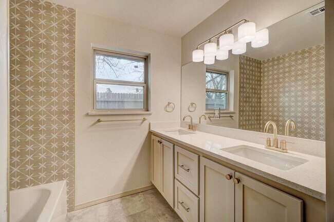 Foto del edificio - A beautifully renovated 4 bedroom home in The Village!