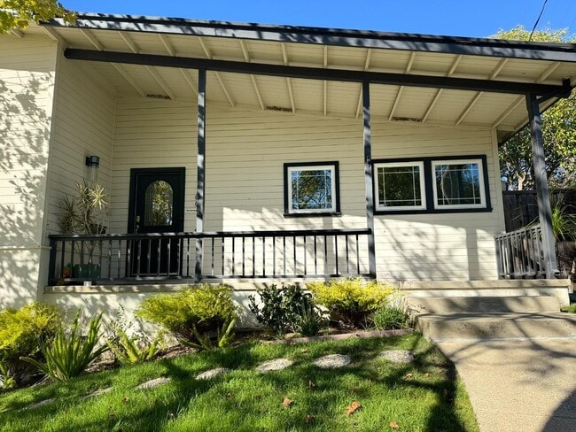 Building Photo - 1500 Solana Dr