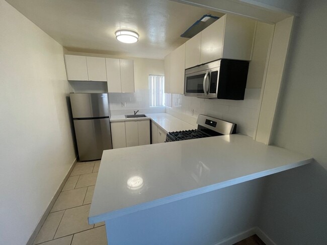 Building Photo - NEWLY REMODELED Mission Beach 1Bed 1 Bath ...