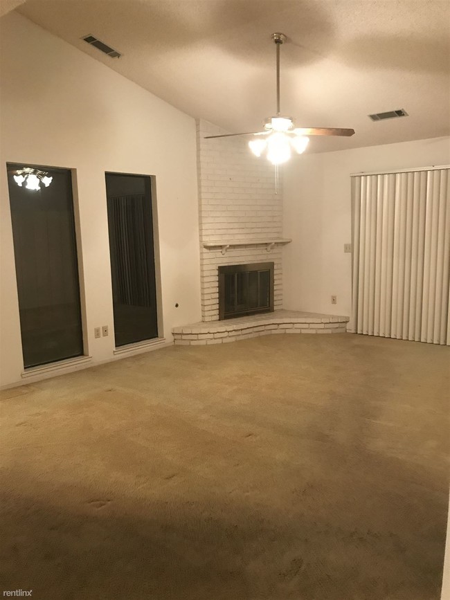 Building Photo - 650 Vine Ct