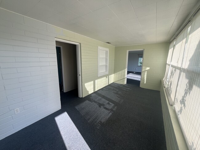 Building Photo - 1110 S Riverside Dr