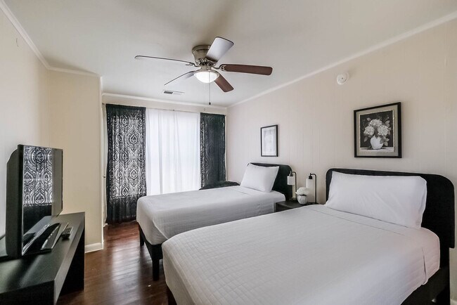 Foto del edificio - 1327 W 21st St