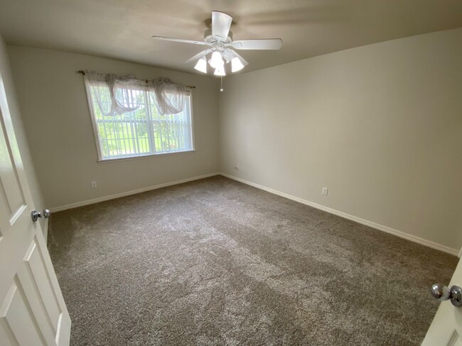 Building Photo - Bright and airy 2 Bedroom, 2 Bath home wit...