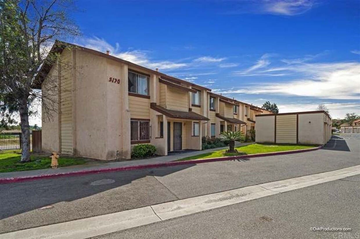 Primary Photo - Quiet 2 bed/ 1.5 bath townhome in a gated ...
