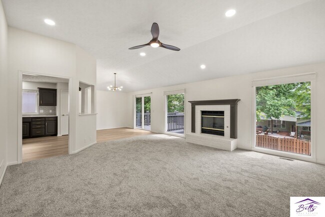 Foto del edificio - Available for a June Move-in Date.