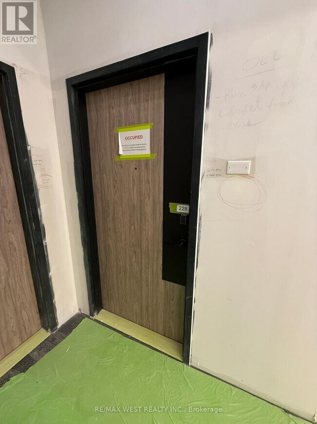 Photo du bâtiment - 1007 The Queensway