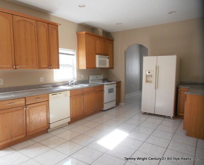 Foto del edificio - THREE BEDROOMS AND A TWO CAR GARAGE