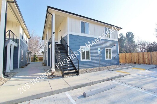 Building Photo - Immaculate Main-Level Apartment