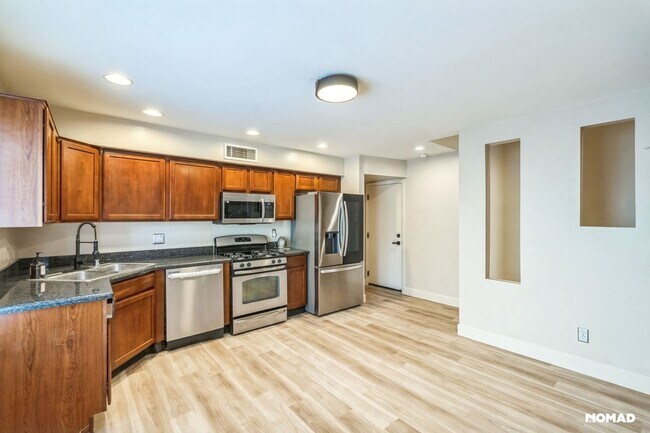 Building Photo - 7853 N 21st Ave