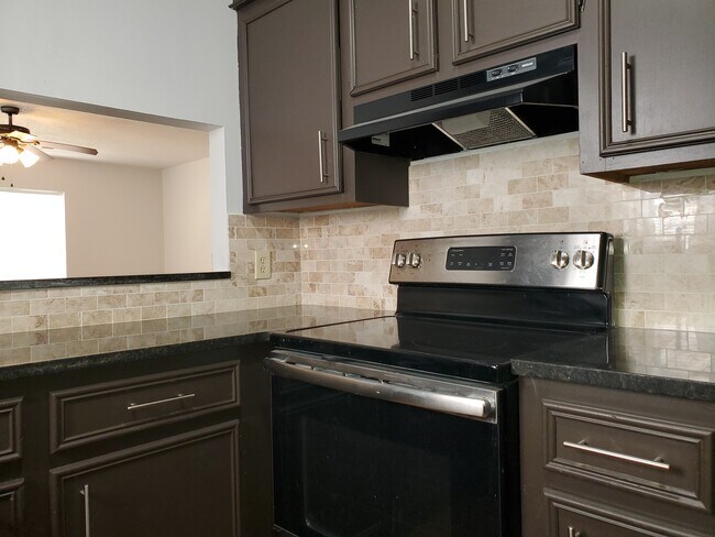 Building Photo - 137 Country Town Dr