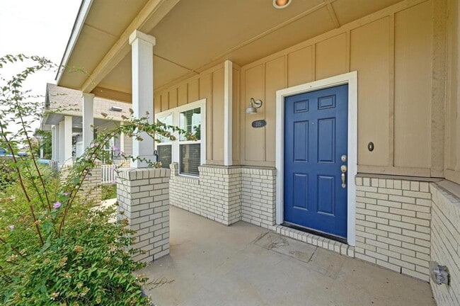 Building Photo - 215 Desperado Dr