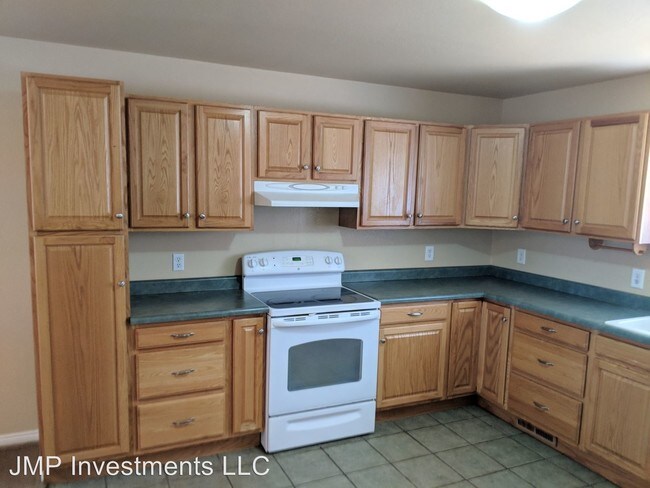 Building Photo - 3 br, 1.5 bath House - 360 S Sherman St