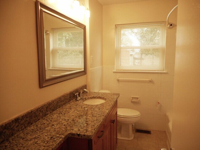 Building Photo - 120 Latham Dr