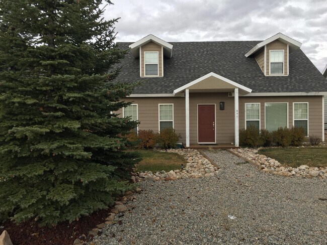 Building Photo - 441 Country Club Ln