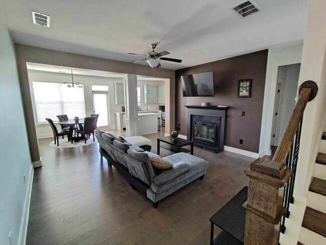 Foto del edificio - 215 N Auburn Landing Pl