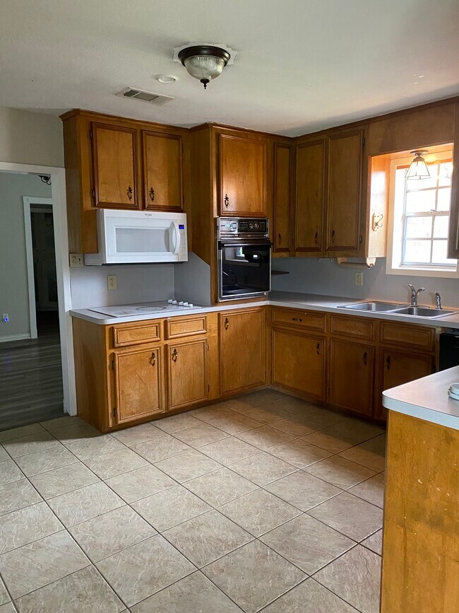 Foto del edificio - 5980 Oak Hollow Cir
