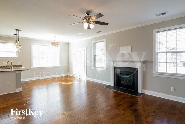 Foto del edificio - 412 Topcrest Ln