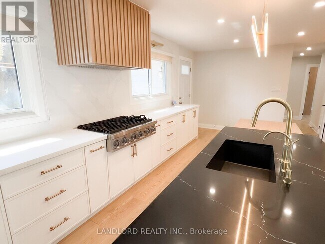 Building Photo - 34 Sir Brandiles Pl