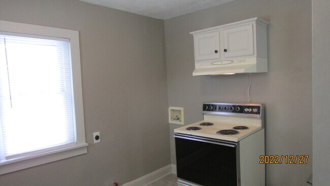 Kitchen - 2846 W Elm St