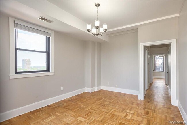 Spacious living room / dining room #1 - 2900 E Jefferson Ave