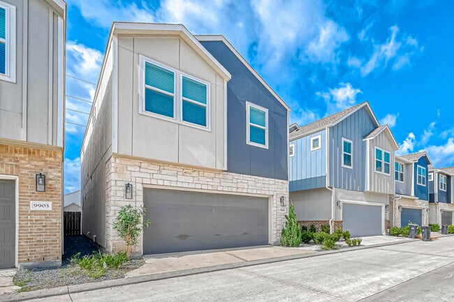 Front of house. Back yard backs to street - 9905 Brickhouse Dr