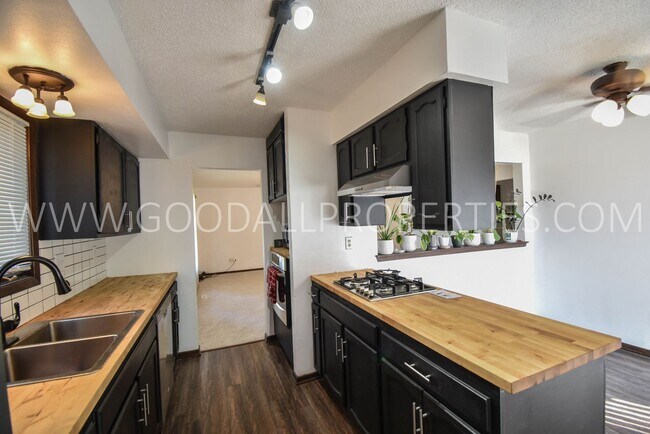 Building Photo - Updated 3 Bedroom 3 Bath Home in Des Moines